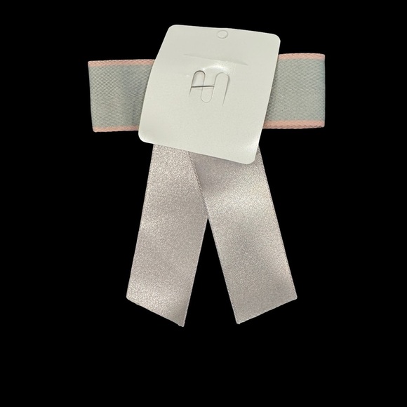 Elegant White Ribbon Brooch - Picture 3 of 3